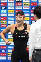 　女子１００メートル自由形決勝で優勝し、インタビューに答える池江璃花子