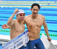 　男子２００ｍバタフライ決勝を制した寺門弦輝（左）を讃える２位の本多灯（撮影・持木克友）