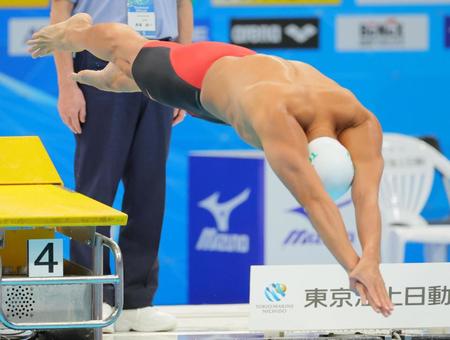 　飛び込む塩浦慎理（撮影・吉澤敬太）