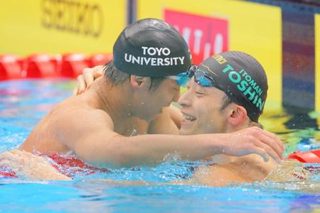 　五輪を決めた竹原秀一（左）を祝福する入江陵介（撮影・吉澤敬太）