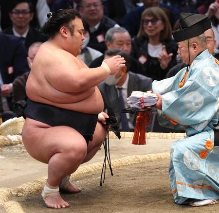 　琴ノ若を下し、懸賞の束を手にする貴景勝