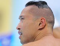 　予選を終えタイムを確認する塩浦慎理（撮影・吉澤敬太）