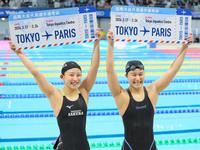 　五輪行きを決め喜ぶ三井愛梨（左）と牧野紘子（撮影・吉澤敬太）