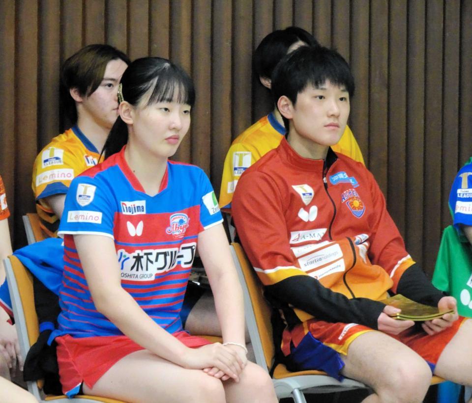 　ノジマＴリーグの表彰式で兄智和（右）の隣に座る張本美和