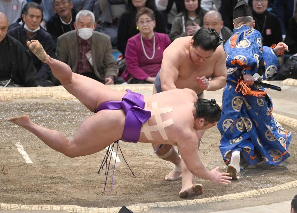 　豊昇龍（右）が小手投げで尊富士を下す