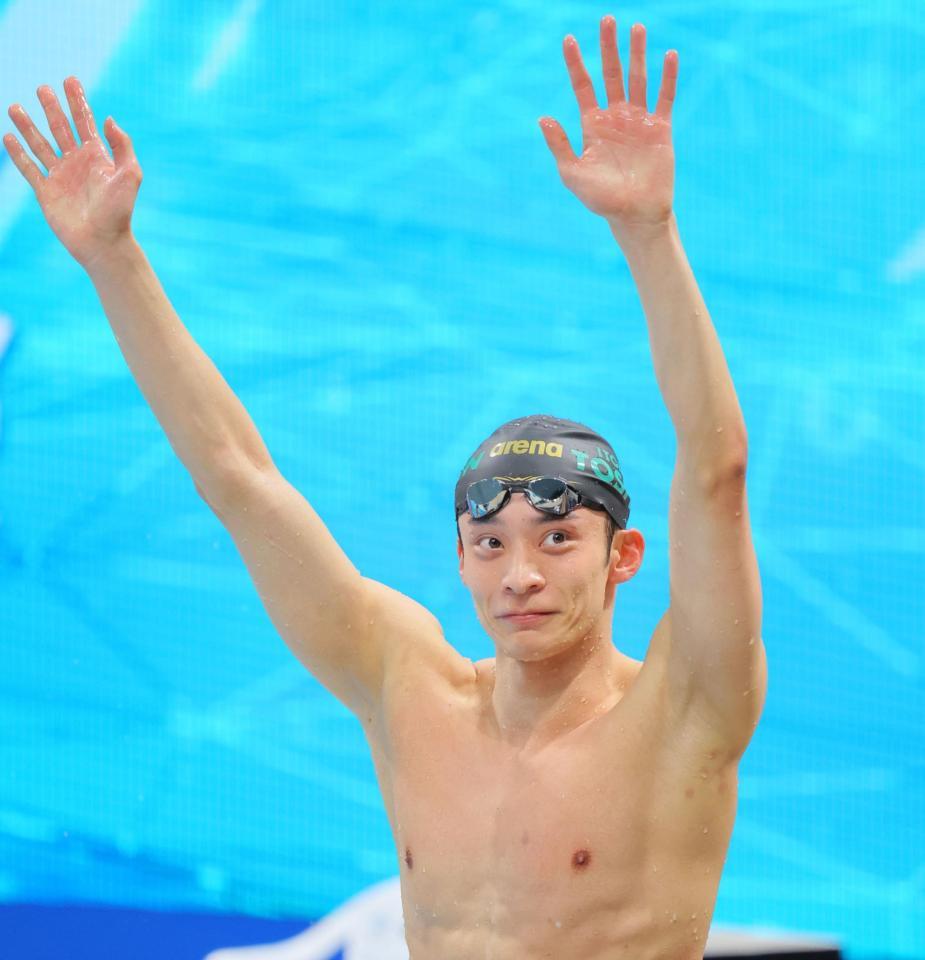 　プールから上がり、声援に手を挙げて応える入江陵介（撮影・吉澤敬太）