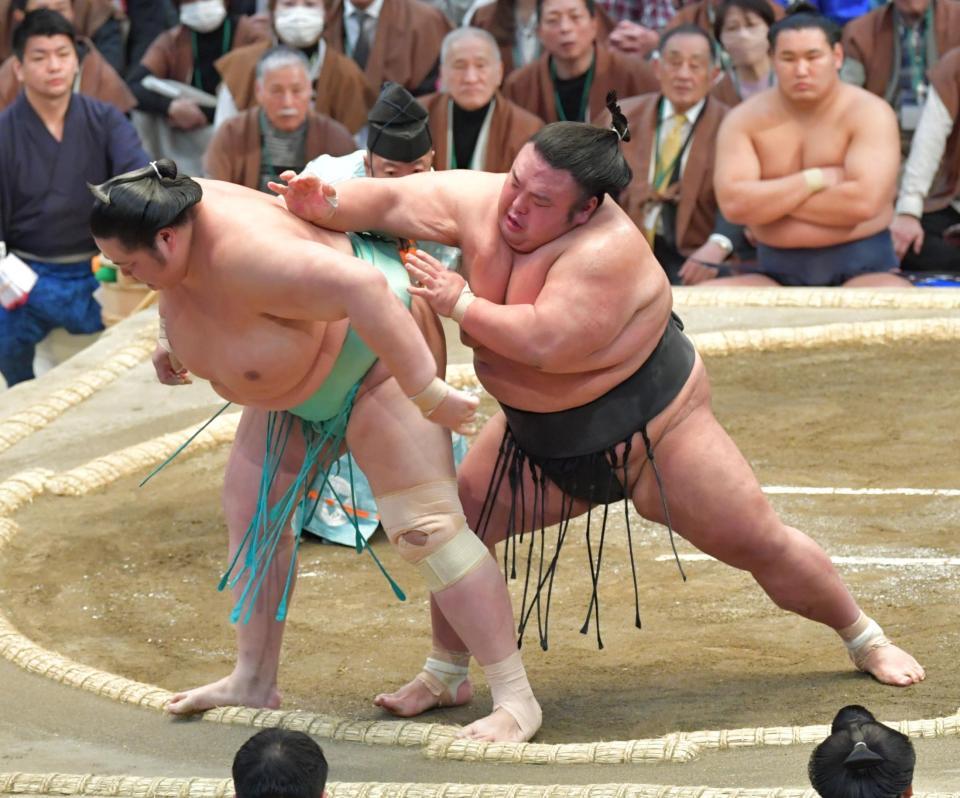 　琴ノ若（左）との大関対決を制して勝ち越しを決めた貴景勝（撮影・和田康志）