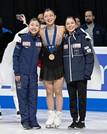 　女子で優勝し、笑顔で撮影に応じる坂本花織。左は７位の千葉百音、右は８位の吉田陽菜