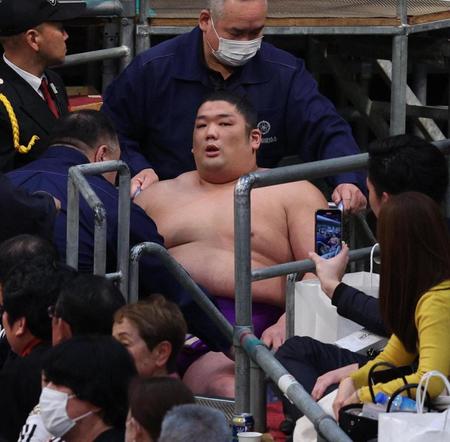 【写真】歩けず付き人の肩を借りて引き揚げる尊富士