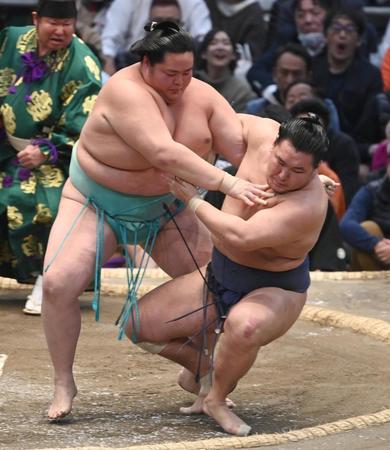 　琴ノ若（左）が寄り倒しで豊昇龍を破る