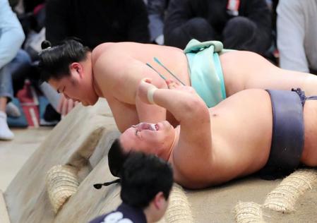 　琴ノ若（上）に寄り倒しで敗れた豊昇龍