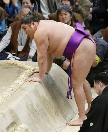 　朝乃山に敗れ、土俵に手をつく尊富士＝エディオンアリーナ大阪