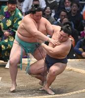 　琴ノ若（左）が寄り倒しで豊昇龍を破る