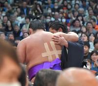 　付け人の肩を借りて引き揚げる尊富士（撮影・和田康志）
