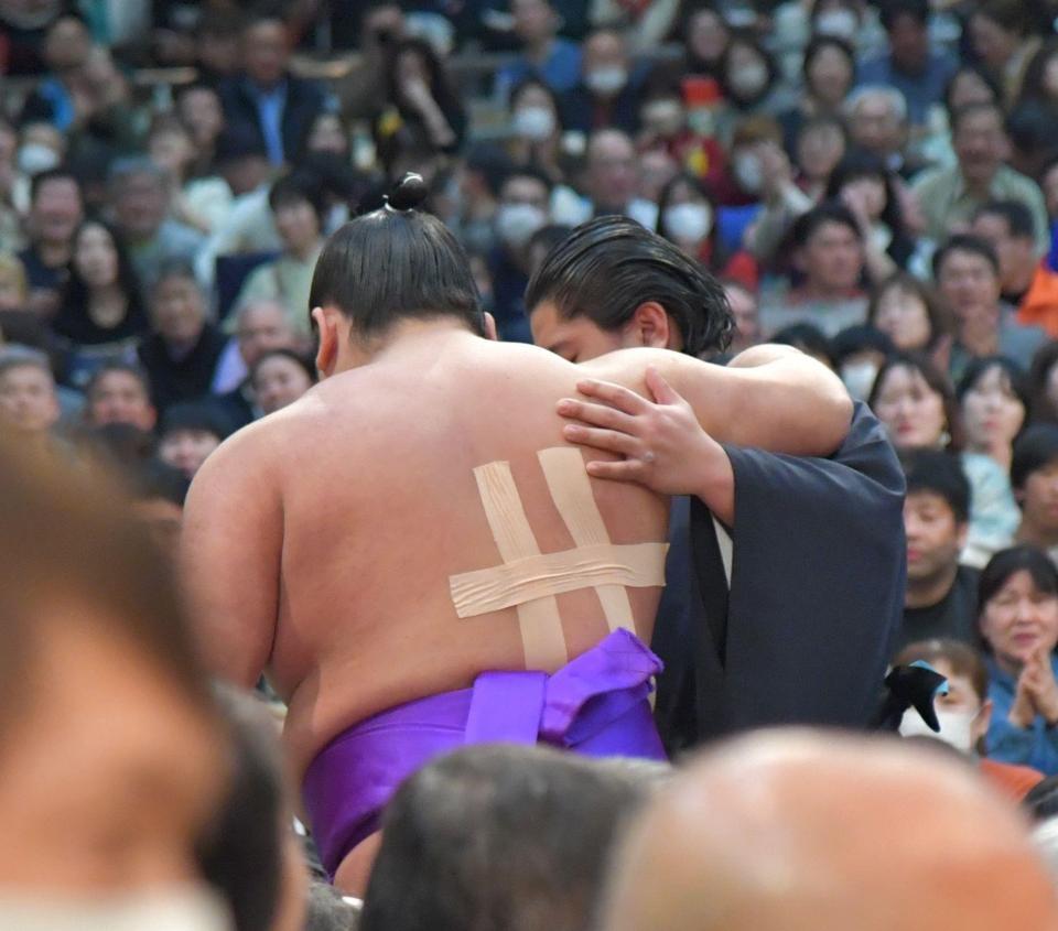 　付け人の肩を借りて引き揚げる尊富士（撮影・和田康志）
