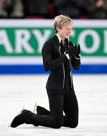 　男子フリーの演技を終え、感極まるイリア・マリニン。初優勝を果たした（共同）