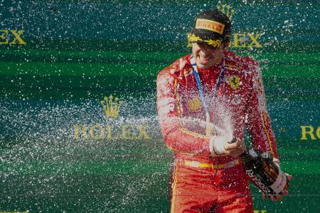 　オーストラリアＧＰで今季初勝利を挙げ、シャンパンファイトを楽しむフェラーリのサインツ＝２４日、メルボルン（ＡＰ＝共同）