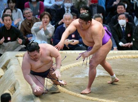 　大相撲春場所千秋楽で尊富士（右）が押し倒しで豪ノ山を破り、１１０年ぶりとなる新入幕優勝を果たした＝２４日、エディオンアリーナ大阪
