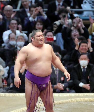 優勝インタビューで尊富士「師匠が解説だったのでいい相撲を見せなくちゃと思った」「千秋楽の土俵に上がれてよかった」