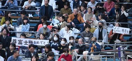 　尊富士の優勝を喜ぶ観客