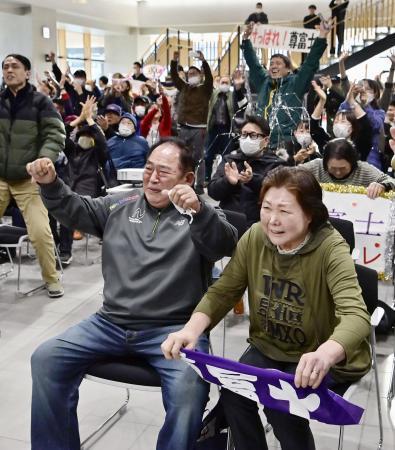 尊富士の快挙に地元沸く　感激の大歓声、祖父母は涙