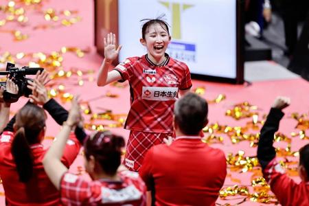 　第３試合のシングルスに勝利して優勝を決め、チームメートらのもとに駆け寄る早田ひな