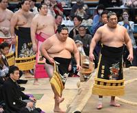 　幕内土俵入りする尊富士（右端）＝撮影・北村雅宏