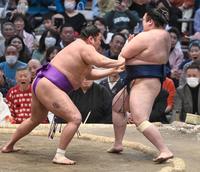 　尊富士（左）が押し倒しで豪ノ山を破り幕内優勝を決める