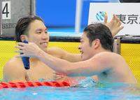 　五輪行きを決め喜び合う松元克央（左）と水沼尚輝（撮影・吉澤敬太）