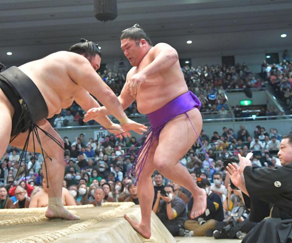 　朝乃山（左）に敗れ２敗目を喫した尊富士（撮影・和田康志）