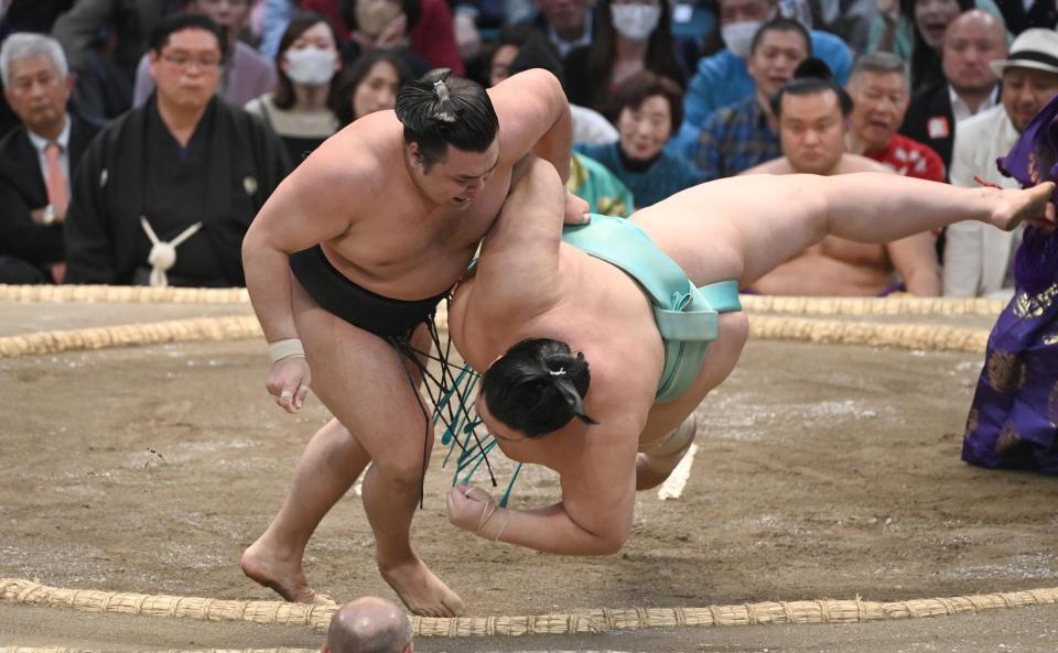 　霧島（左）が上手投げで琴ノ若を破る