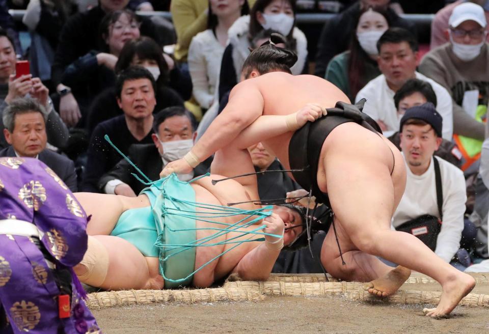 　霧島（右）に上手投げで敗れた琴ノ若