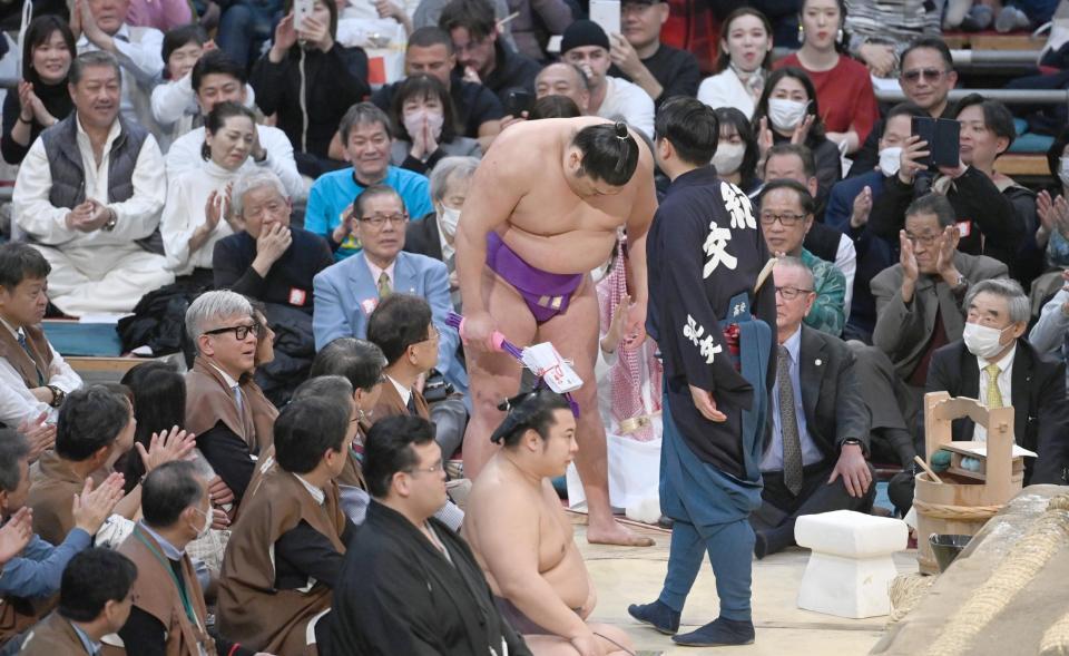 　豪ノ山を破って幕内優勝を決めた尊富士は一礼して花道を下がる