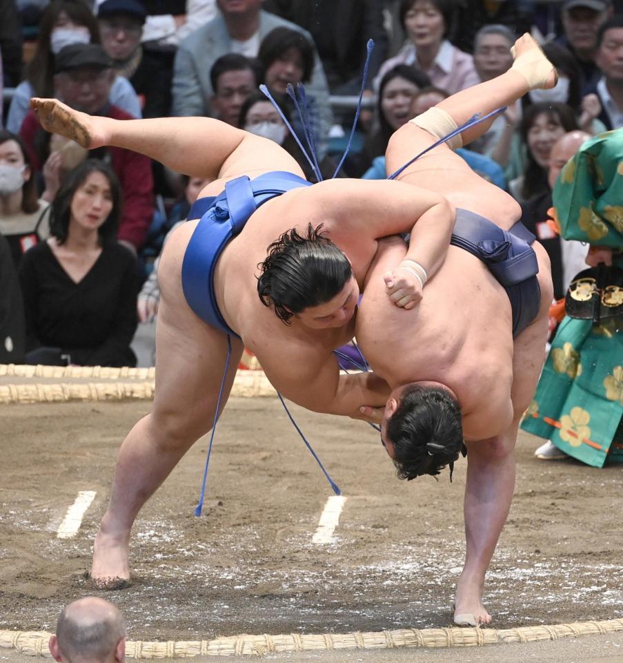 　大の里（左）は下手投げで豊昇龍に敗れる