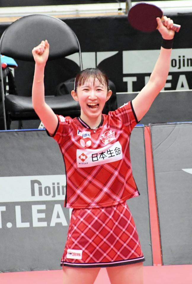 　平野美宇を破り、日本生命を２季ぶり５度目の優勝に導いて「やったー！」と叫ぶ早田ひな