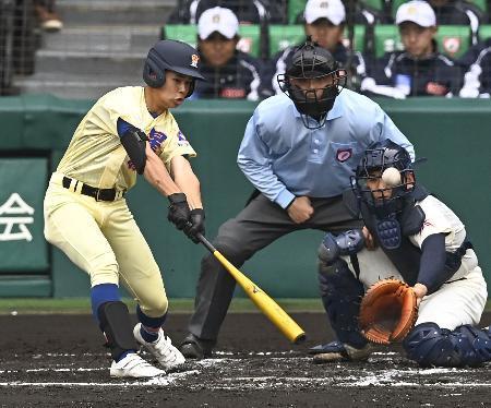 　八戸学院光星-星稜　６回裏星稜２死二塁、中島幹が左前に適時打を放つ。捕手住本＝甲子園