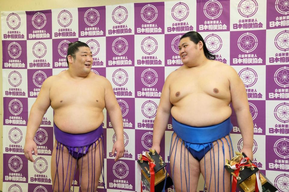 　三賞を総ナメにした尊富士（左）は敢闘賞・技能賞の大の里と談笑する