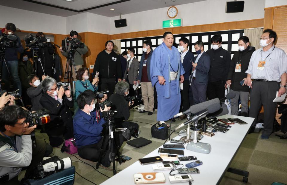 　新入幕優勝から一夜明け、記者会見に臨む尊富士