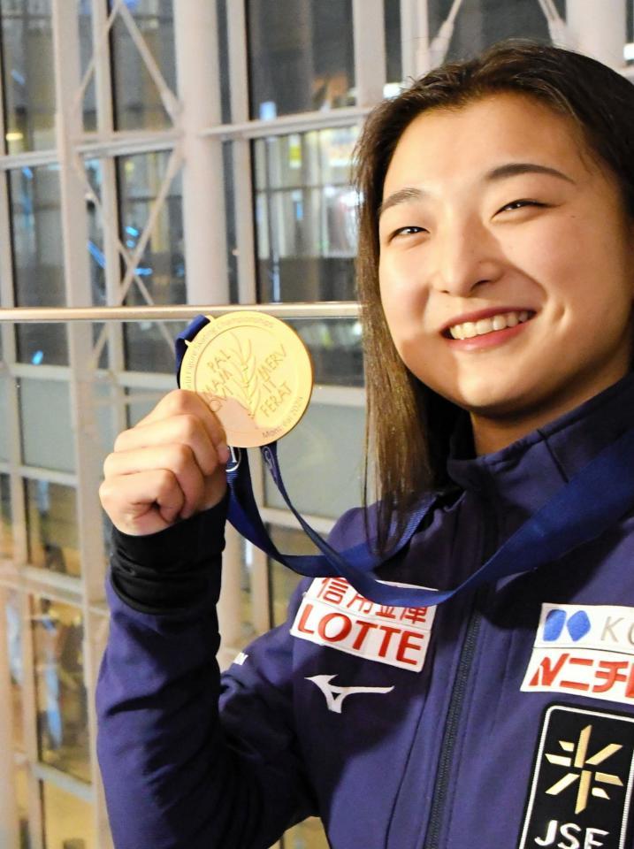 　３連覇した世界選手権から帰国し、金メダルを披露する坂本花織