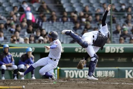 　中央学院-宇治山田商　３回表中央学院２死一、二塁、颯佐の適時打で生還する二走水嶋。捕手小泉＝甲子園