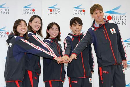　記者会見でポーズをとる競泳パリ五輪代表の大橋悠依（左から２人目）、渡辺一平（右端）ら＝２７日、東京都内