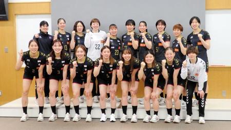 　写真に応じるハンドボール日本女子代表、（後列右から４番目の）吉野珊珠、（後列右から６番目の）相沢菜月主将