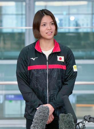 　羽田空港で取材に応じる柔道女子５２キロ級の阿部詩＝１日