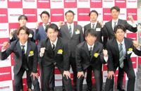 　ミキハウスに入社した力武優斗（後列左端）、桜井俊貴（同２人目）ら競技部のメンバー