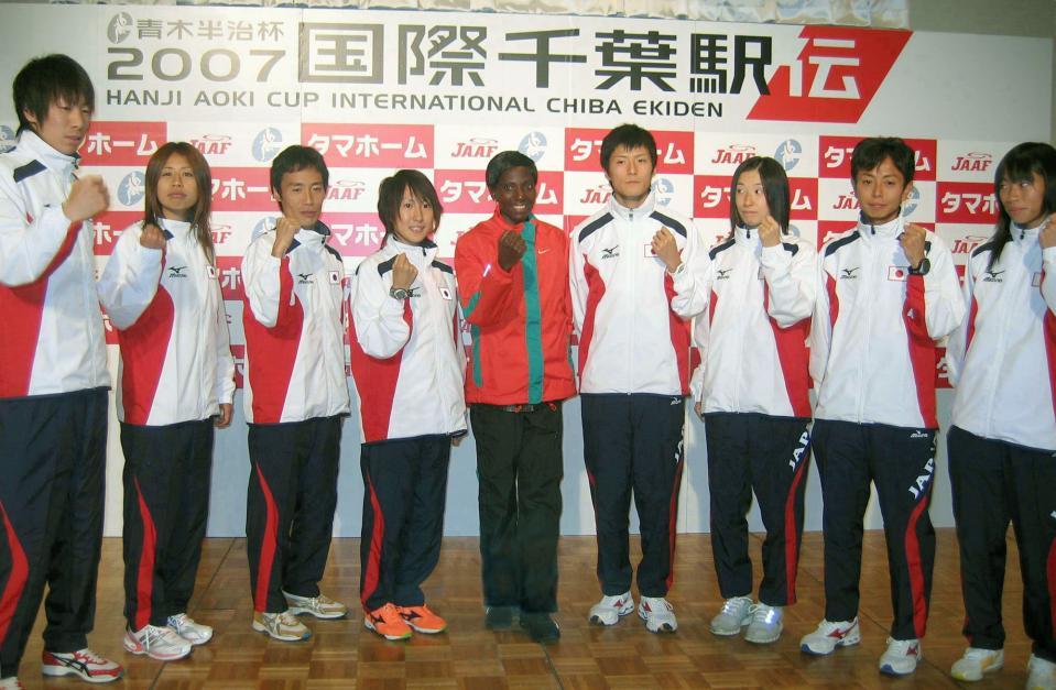 　千葉国際駅伝の前日会見に出席した福士加代子（左から２人目）、絹川愛（同４人目）ら日本代表メンバー＝２００７年
