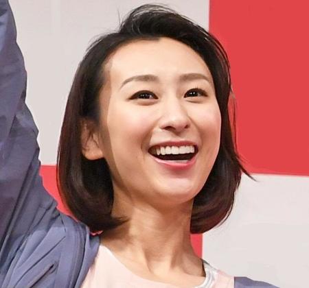 「女神降臨」「芸術的な美しさ」浅田舞　風になびくドレス姿披露　佇まいの美しさに「見返り美人」の声続々