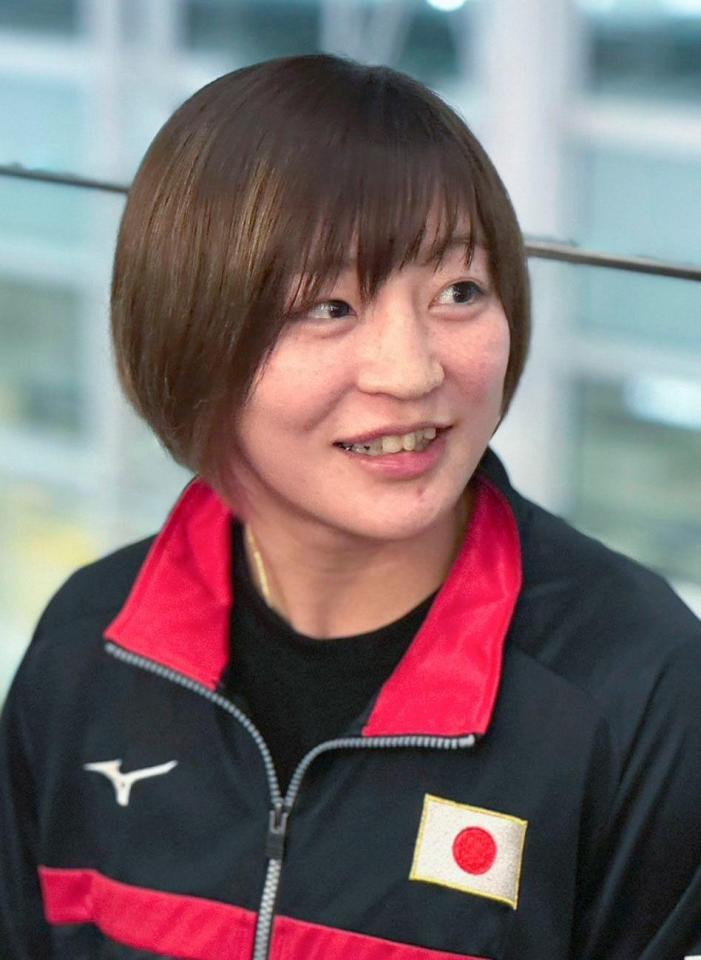 　羽田空港で取材に応じる柔道女子４８キロ級の角田夏実