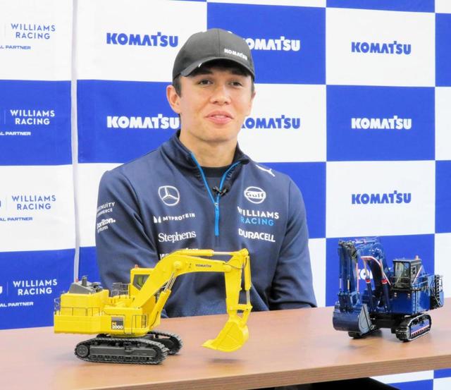 F1、アレックス・アルボン、特別仕様パワーショベルの出迎えに