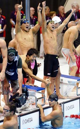 　ロンドン五輪の競泳男子４００メートルメドレーリレーで２位に入って大喜びする（上左から）松田、北島と、握手する藤井（下右）と入江＝ともに１２年８月（共同）
