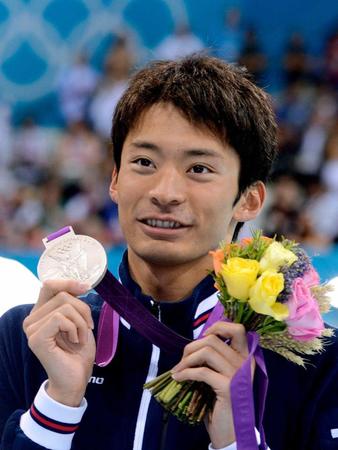 　ロンドン五輪競泳男子２００メートル背泳ぎで銀メダルを獲得し、記念撮影でポーズをとる入江陵介